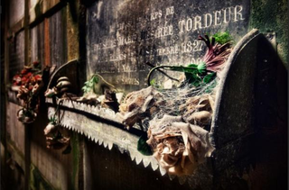 Illustration for article titled This abandoned tomb in Belgium would be the perfect set for a horror movie